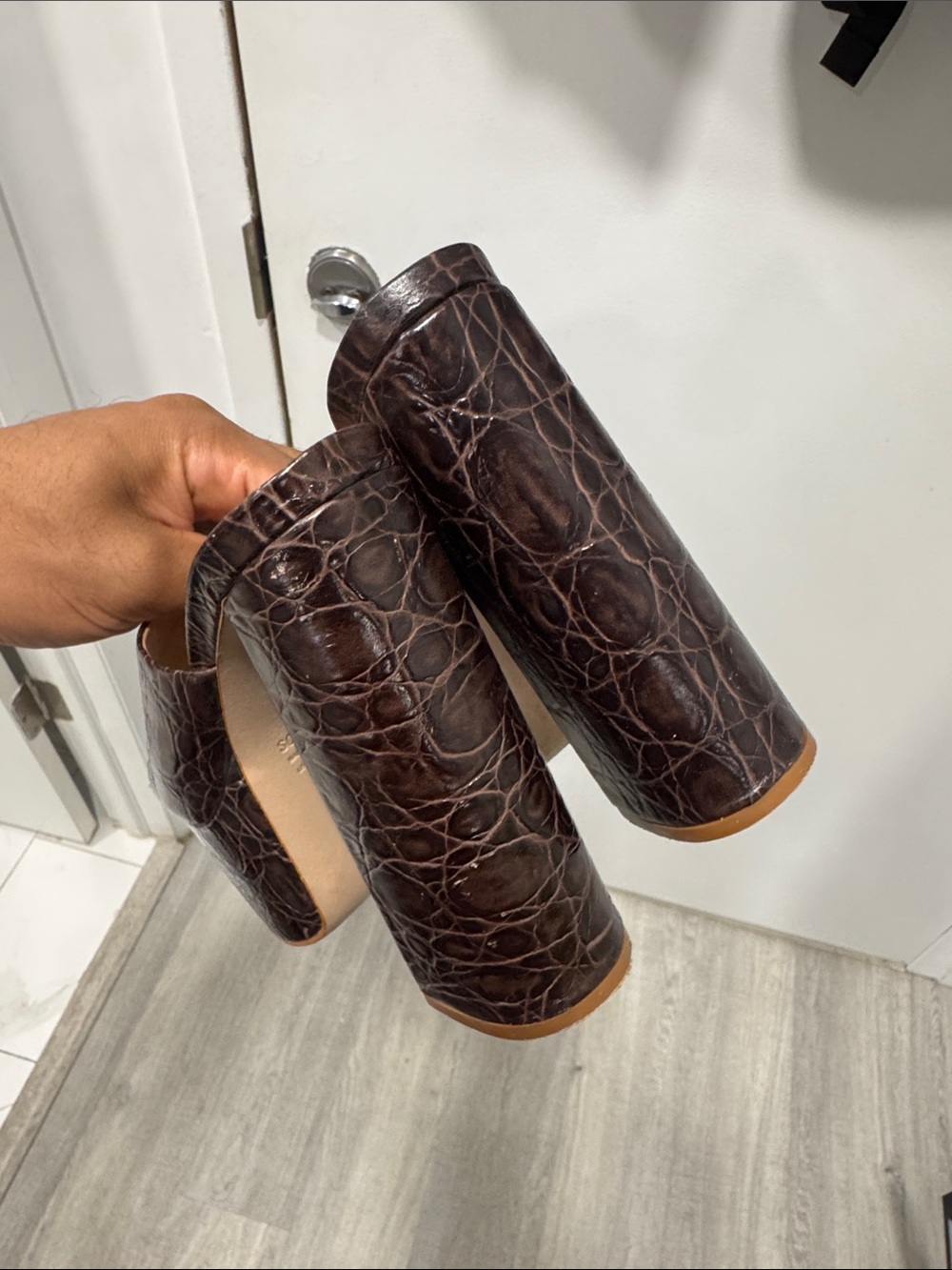 Schutz Darah Platform Mules in Crocodile-embossed Leather - Picture 12 of 16